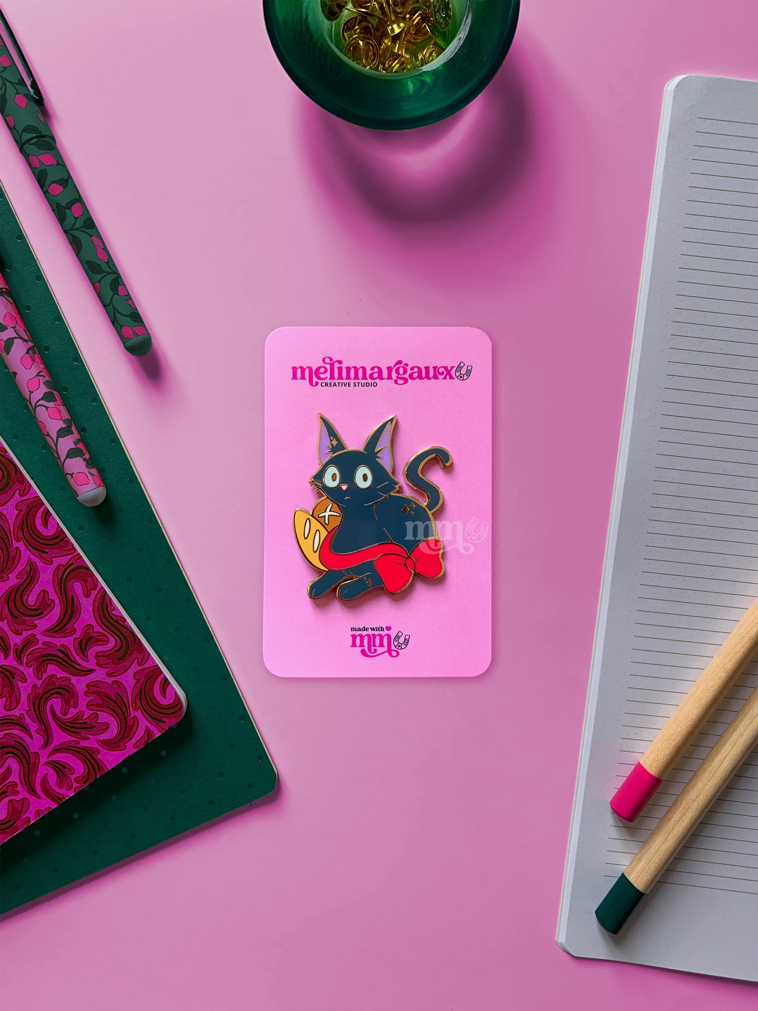 Chat noir boulanger, Le monde des Animes | Pin’s emaillé