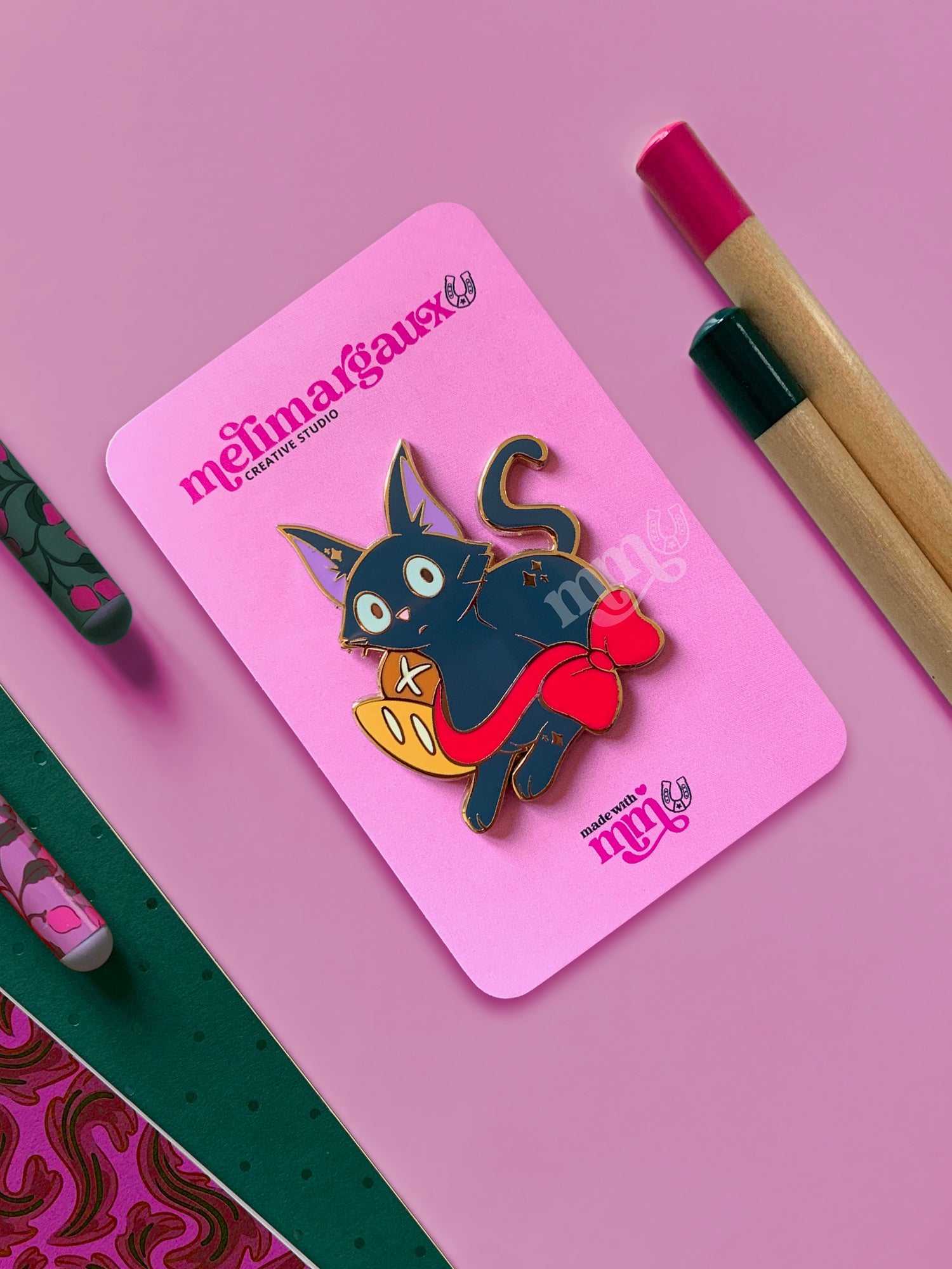 Chat noir boulanger, Le monde des Animes | Pin’s emaillé