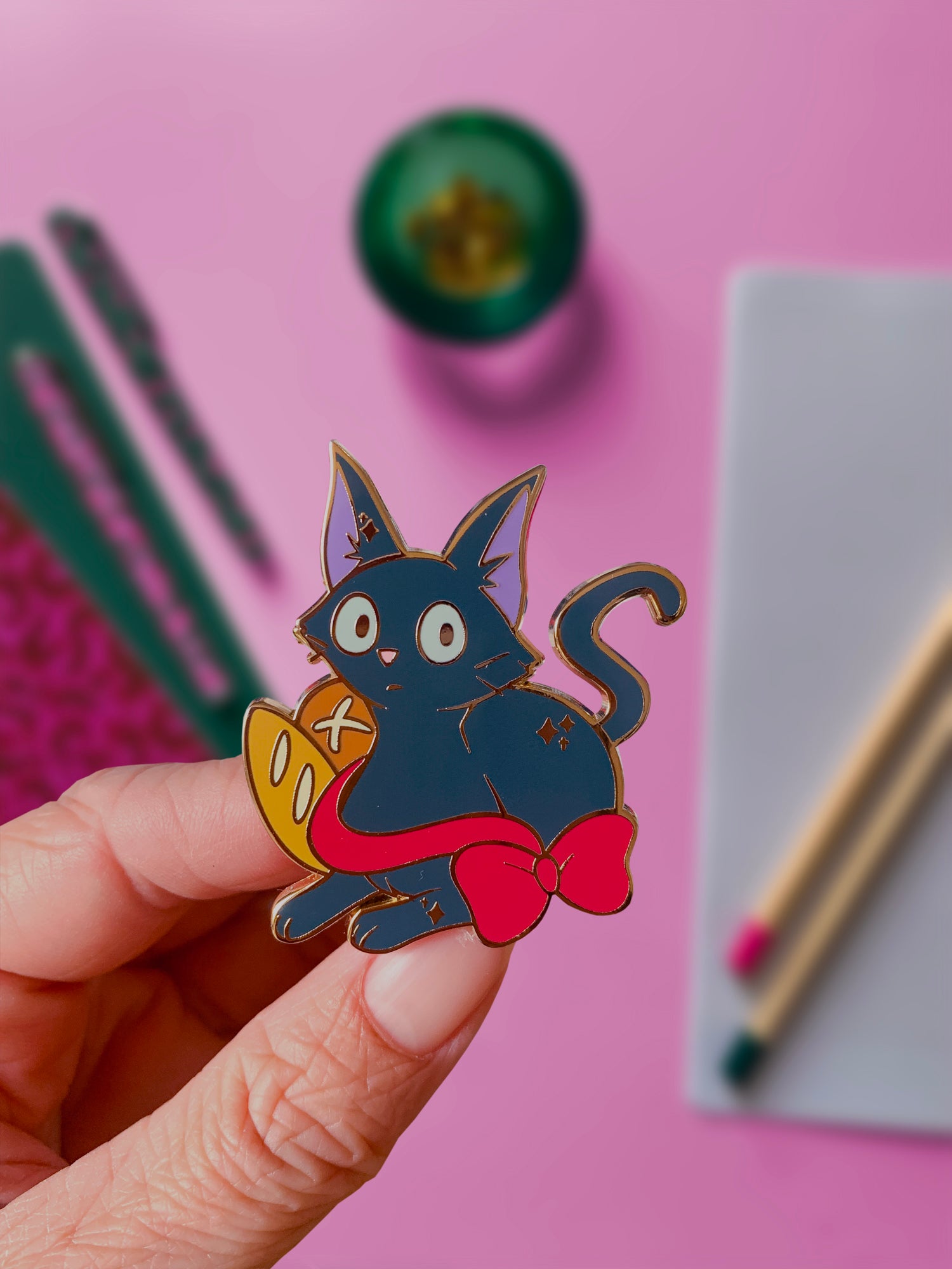 Chat noir boulanger, Le monde des Animes | Pin’s emaillé