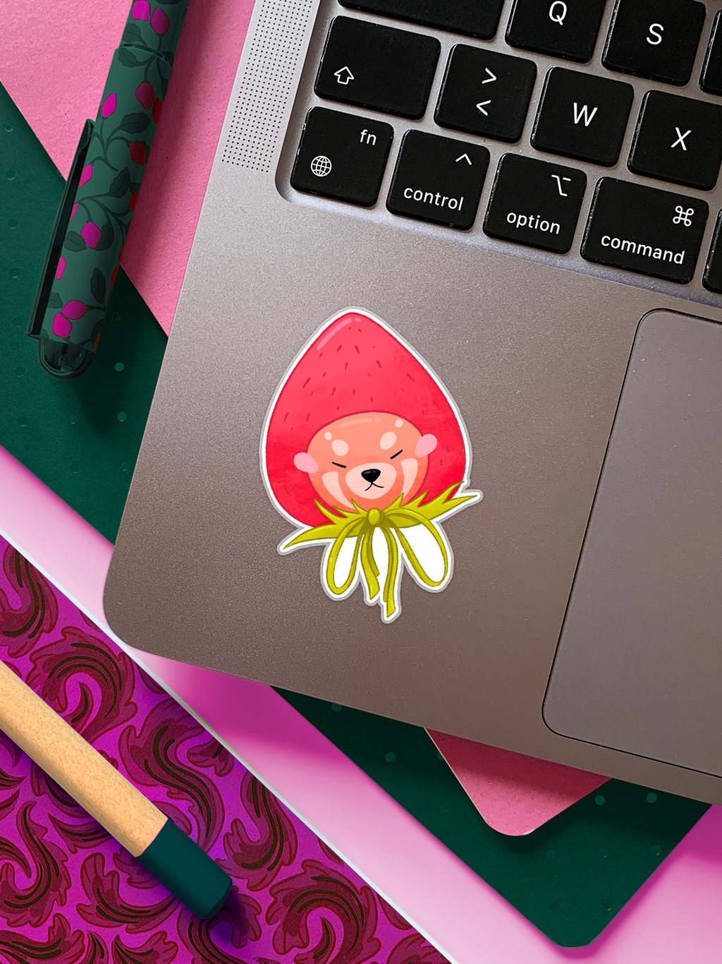 Pam le panda roux, chapeau fraise  | Sticker