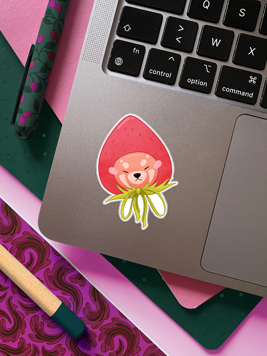 Pam le panda roux, chapeau fraise  | Sticker