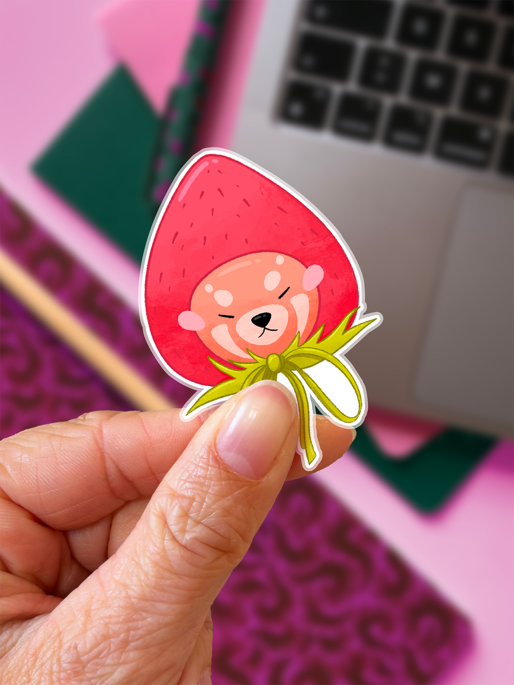 Pam le panda roux, chapeau fraise  | Sticker